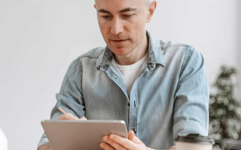 portrait-man-working-tablet portrait-man-working-tablet